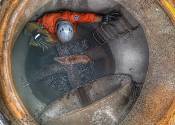 Rescatan a mascota que había caído a pozo con dos metros de profundidad