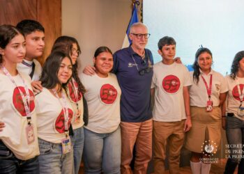 Encuentro histórico de aspirantes a becas marca una nueva etapa en la educación de El Salvador