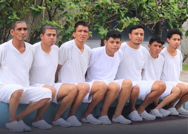 Limpiaparabrisas usaban señas para extorsionar a conductores en semáforos