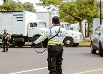 Anuncia acciones como transporte gratuito, carriles reversibles y restricciones al transporte de carga tras cierre en Los Chorros