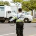 Anuncia acciones como transporte gratuito, carriles reversibles y restricciones al transporte de carga tras cierre en Los Chorros