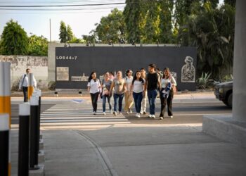 Los peatones siguen arriesgando sus vidas a pesar de las advertencias y campañas de prevención