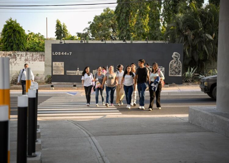 Los peatones siguen arriesgando sus vidas a pesar de las advertencias y campañas de prevención