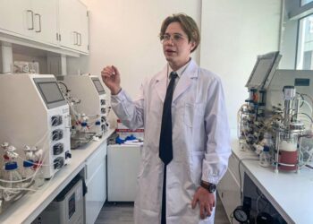 Joven salvadoreño destaca con estudios superiores sobre Biología, en China