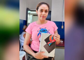 Estudiantes de primer ciclo reciben su tablet por parte del Gobierno