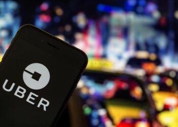 Empresarios del transporte paralizan unidades y provocan alza en tarifas de Uber