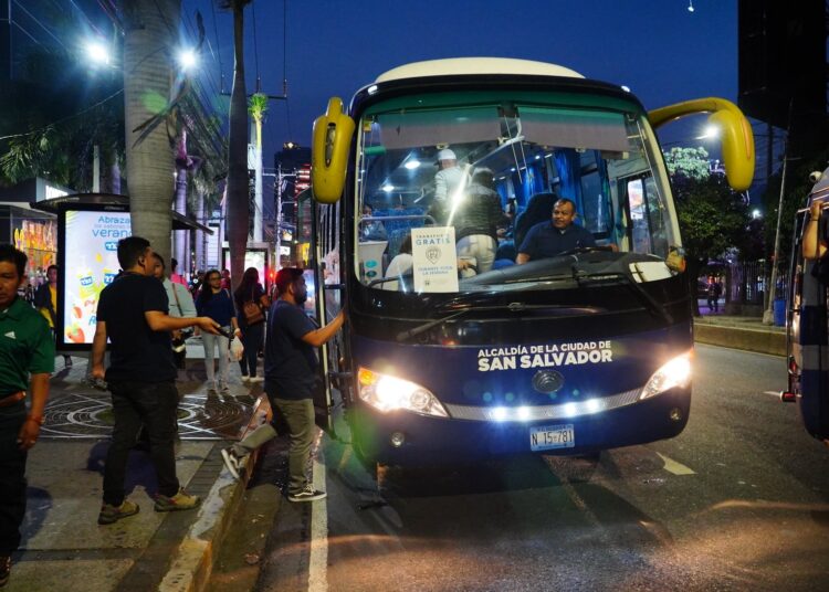 Flota municipal alivia movilización de salvadoreños en semana de transporte gratuito por obras en carretera Panamericana