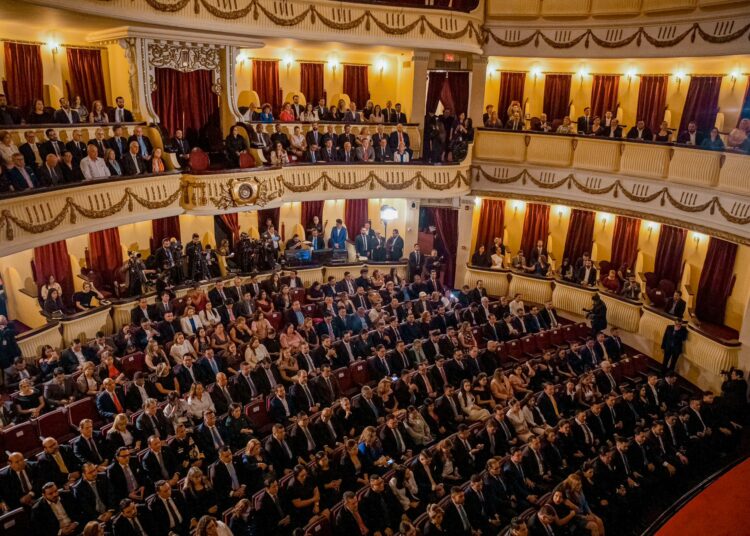 Opositores al gobierno no asisten a la sesión solemne en el Teatro Nacional