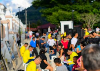 Arte y reinserción social se combinan en el parque central de Apaneca