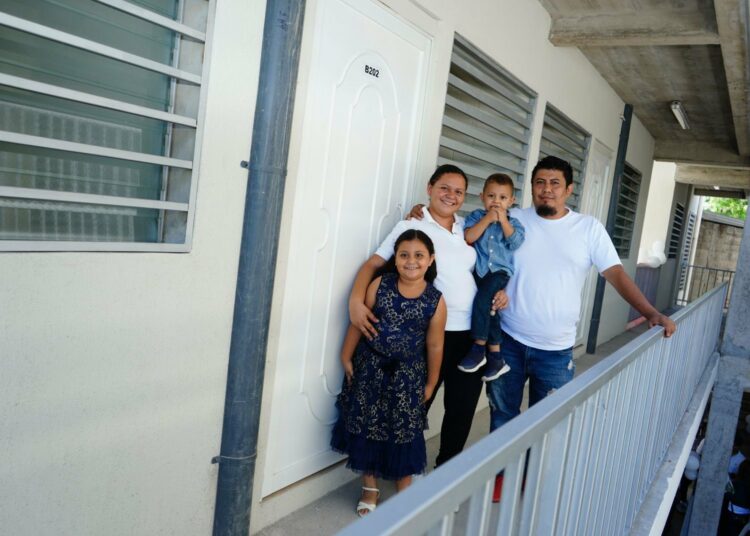 Entrega transparente de apartamentos beneficia a familias de cooperativa en San Salvador