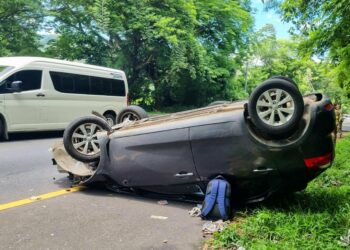 Conductor distraído vuelca en su vehículo