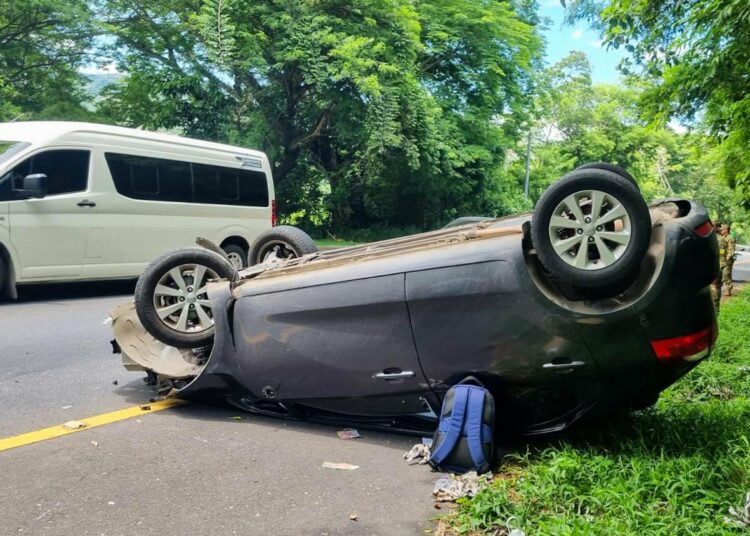 Conductor distraído vuelca en su vehículo