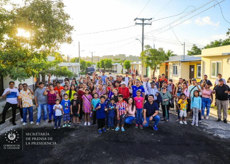 Gobierno entrega nuevas viviendas a 76 familias que vivían en zonas de alto riesgo en Ilopango