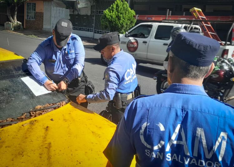 Alcaldía de San Salvador Centro notifica a dueños de vehículos abandonados