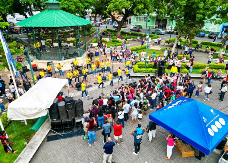 Orquesta Nueva Esperanza anima la tarde en el parque central de Santa Ana