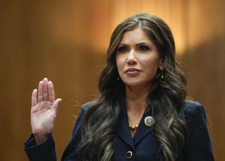 La secretaria Kristi Noem se recupera tras ser hospitalizada por una reacción alérgica