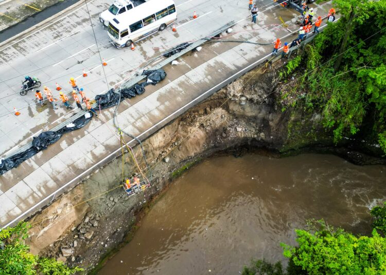 Estabilizan tramo dañado sobre carretera Panamericana con concreto lanzado