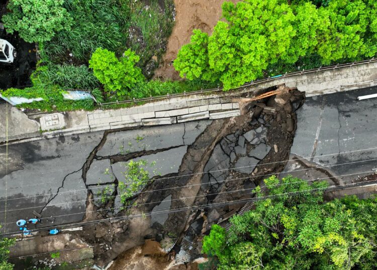 Gobierno despliega equipos técnicos para evaluar daños en puente colapsado en Villa Lourdes