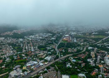 Vigilan sistema atmosférico que podría convertirse en huracán