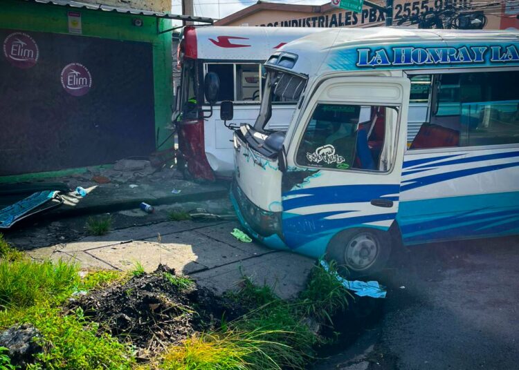 Accidente entre rutas 13 y 38D deja varios lesionados y daños materiales en San Salvador