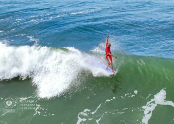 Surfistas nacionales brillan en la segunda fecha del Circuito en La Bocana
