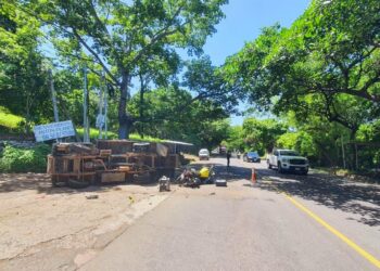 Padre e hijo mueren en accidente tras colisionar su motocicleta con un camión en San Miguel