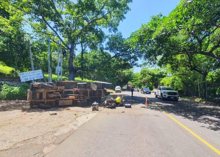 Padre e hijo mueren en accidente tras colisionar su motocicleta con un camión en San Miguel