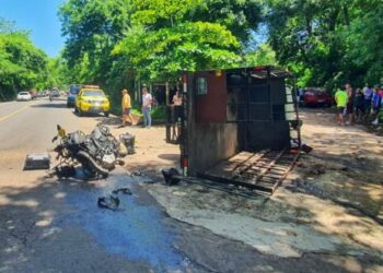 Dos lesionados, incluido un menor, en choque entre camión y motocicleta en San Miguel Oeste