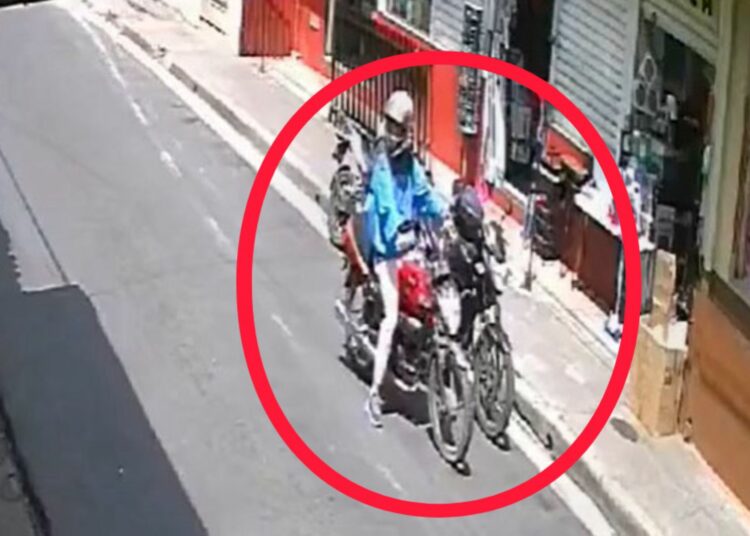 Denuncian a sujeto que hurtó un casco en San Salvador
