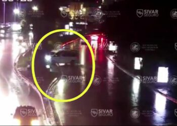 Microbús a excesiva velocidad pierde el control y colisiona con jardinera central del Bulevar de Los Héroes