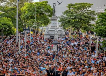 A dos horas del informe presidencial, miles de salvadoreños abarrotan el centro histórico