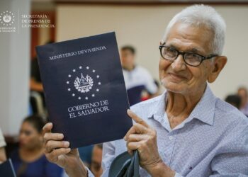 Gobierno devuelve esperanza a salvadoreños tras décadas de espera por sus escrituras de terreno