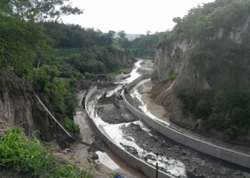 Mitigan megacárcava en Bosques de Prusia para proteger a familias de Soyapango