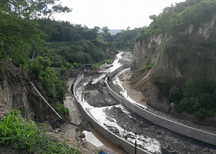 Mitigan megacárcava en Bosques de Prusia para proteger a familias de Soyapango