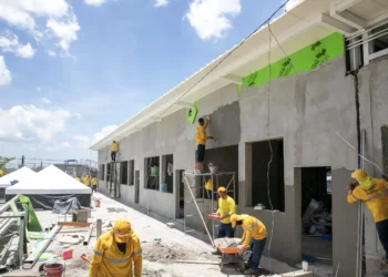 Gobierno llega a más de 50 centros escolares reconstruidos en El Salvador