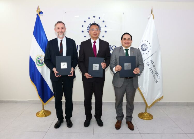 El Salvador y OLAF firman acuerdo de cooperaciónpara el combate del fraude aduanero