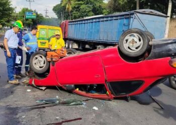 Accidente en redondel de Corinca deja un lesionado y genera fuerte tráfico en Quezaltepeque
