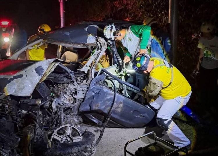 Una persona fue rescatada tras quedar atrapada en accidente en Carretera de Oro, San Martín