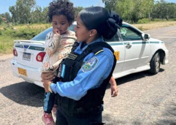 Buscan a familiares de niña encontrada sola en carretera a Puerto Castilla, Honduras