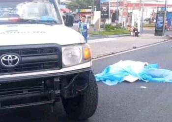 Coaster arrolla a motociclista en el Bulevar Los Héroes; la víctima murió en el lugar