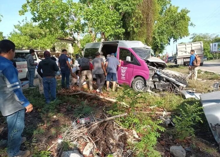 Dos personas rescatadas tras fuerte choque entre microbús turístico y volqueta en Guatemala