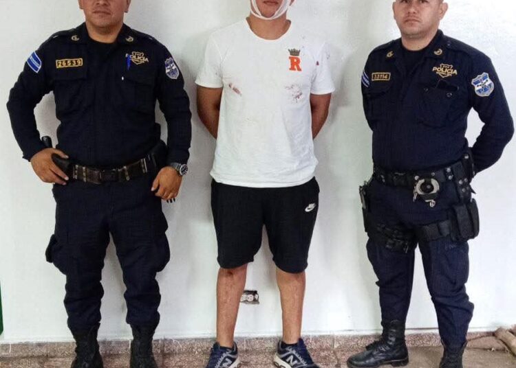 Sujeto en estado de ebriedad daña por completo su vehículo tras chocar