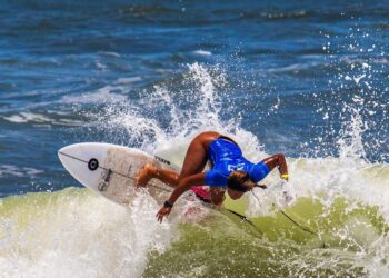 Surfistas salvadoreños brillan en La Bocana durante competencia nacional