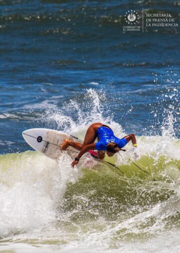 Surfistas salvadoreños brillan en La Bocana durante competencia nacional