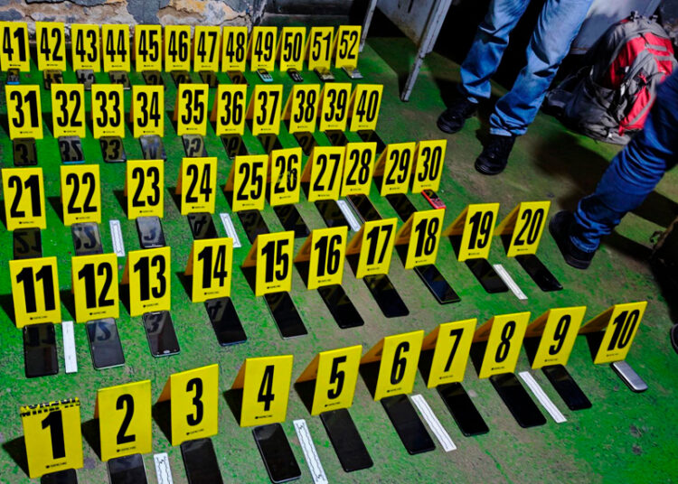 Requisa en cárcel de Guatemala deja 52 celulares incautados en una sola celda