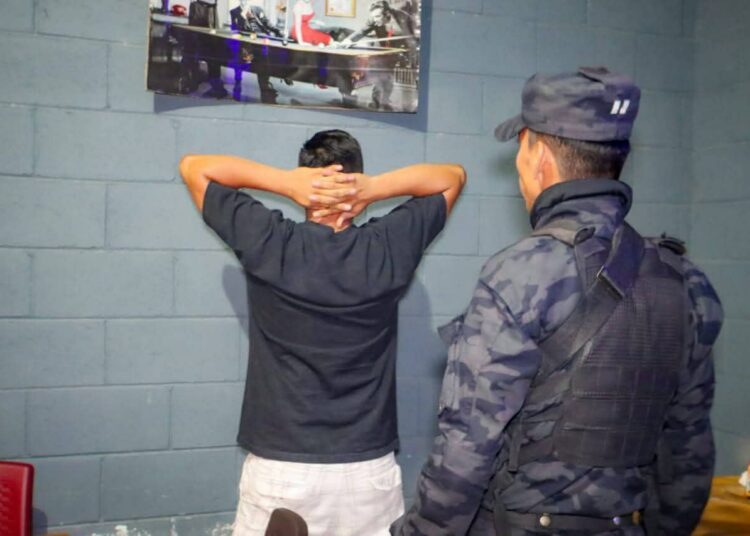 Cierran en Atiquizaya negocios irregulares de bebidas alcohólicas y juegos tragaperras tras operativo