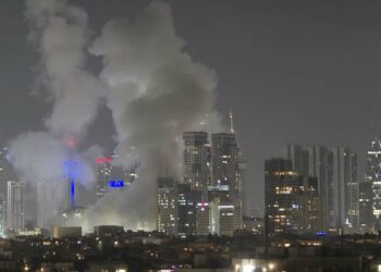Irán lanza más de 100 misiles en respuesta al ataque israelí, dejando varios heridos en Tel Aviv