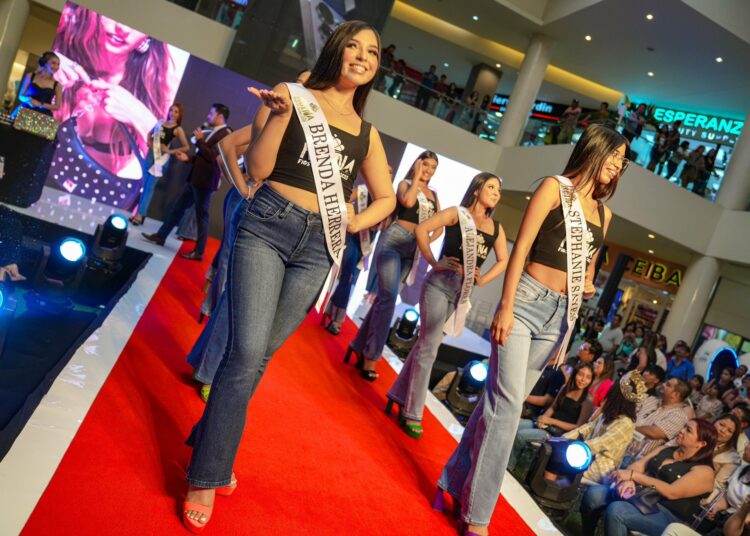 Presentan a candidatas a Reinas de las Fiestas Julias 2025 en Santa Ana