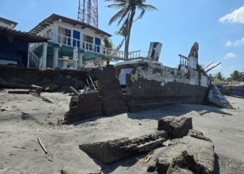 Infraestructura dañada por fuerte oleaje en playa la Zunganera