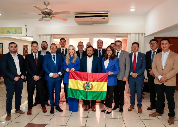 Vicepresidente Ulloa se reúne con empresarios bolivianos para promover inversiones